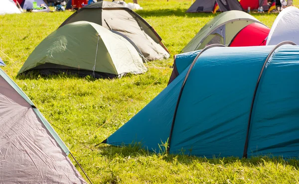 Campeggio pieno di tende e vacanzieri — Foto Stock