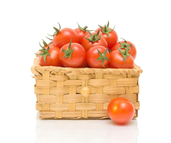 Una cesta de tomates sobre un fondo blanco — Foto de Stock
