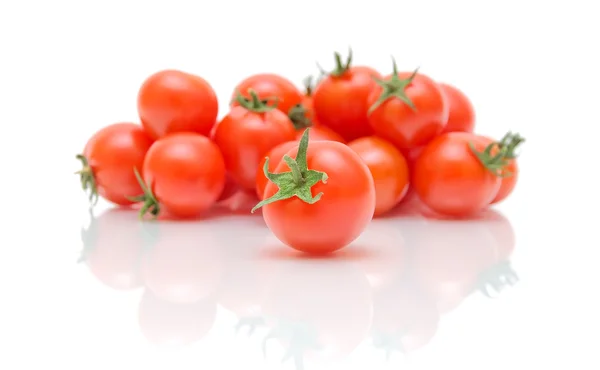 Pomodori su sfondo bianco con riflesso — Foto Stock