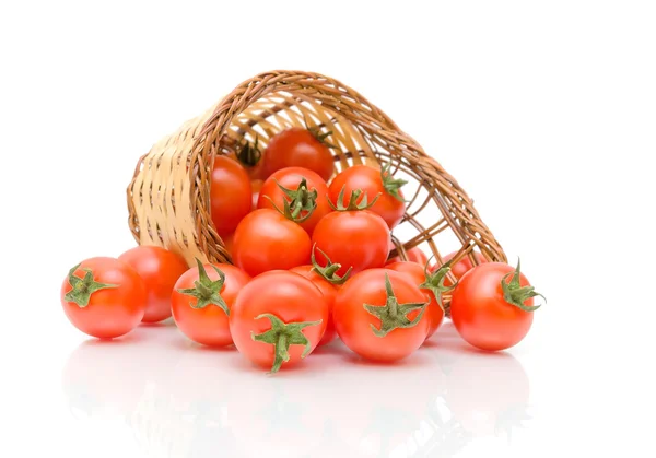 Красные помидоры черри в корзине на белом фоне — стоковое фото