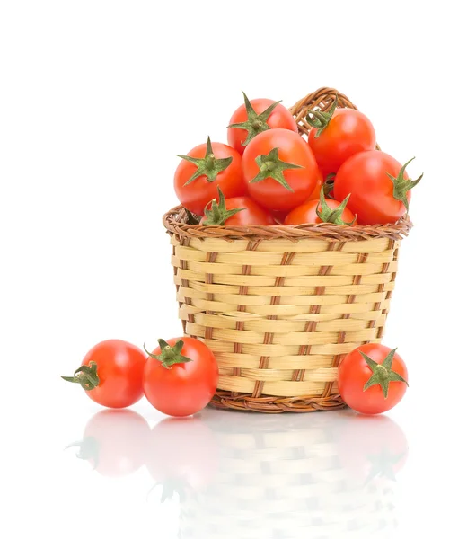 柳条篮与熟的西红柿 — 图库照片