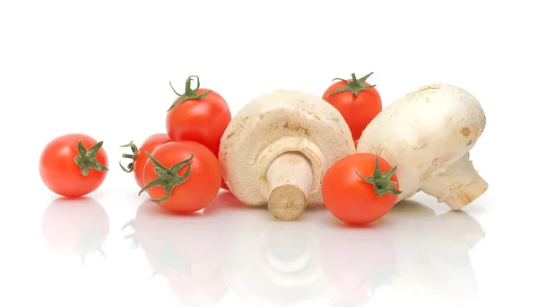 在白色背景上的蘑菇和樱桃西红柿 — 图库照片