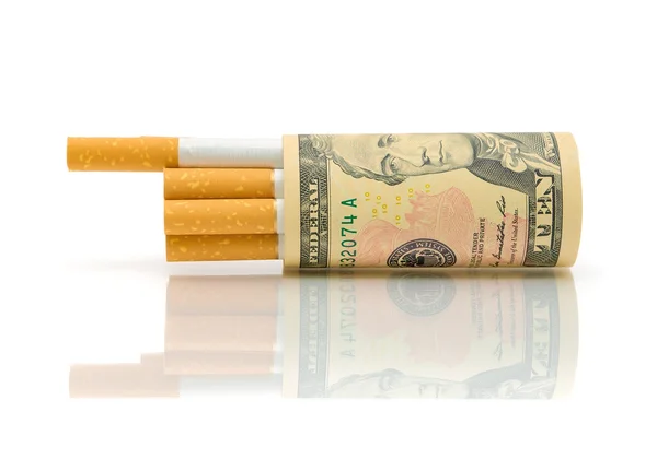 Τσιγάρα και χρήματα σε λευκό φόντο — Φωτογραφία Αρχείου