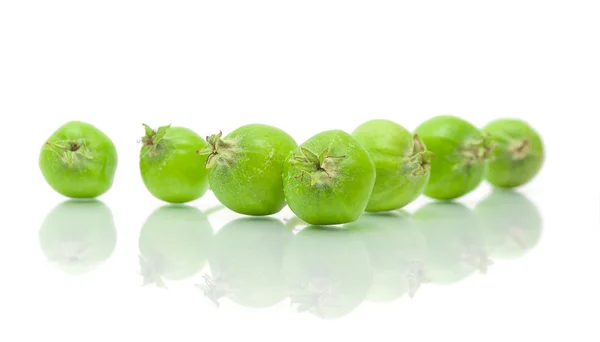 Omogna gröna äpplen på vit bakgrund — Stockfoto