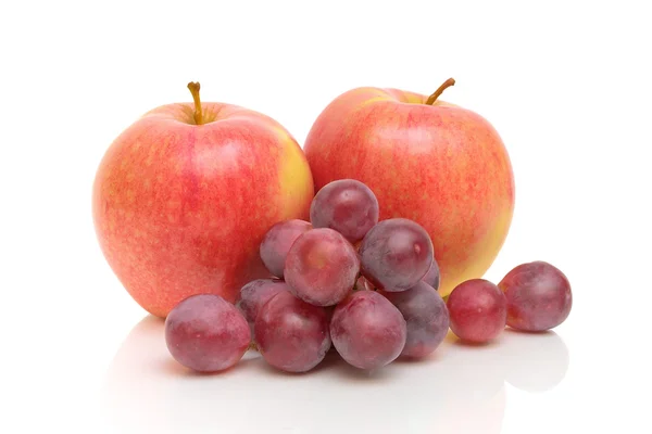 赤リンゴ、白い背景の上のブドウ — ストック写真