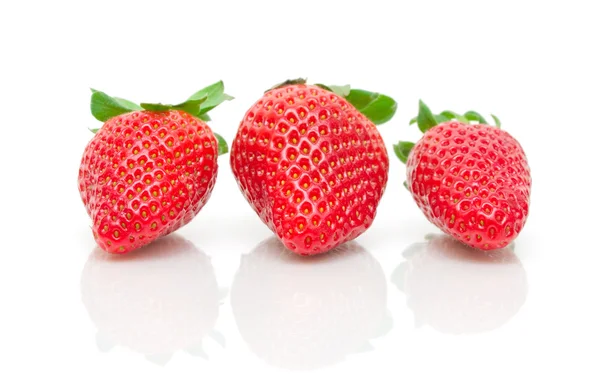 Mogna jordgubbar på en vit bakgrund — Stockfoto