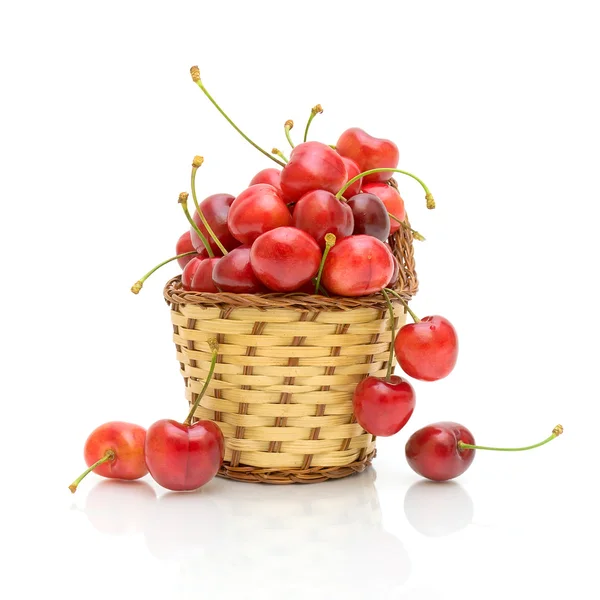 Спелые вишни в корзине на белом фоне — стоковое фото
