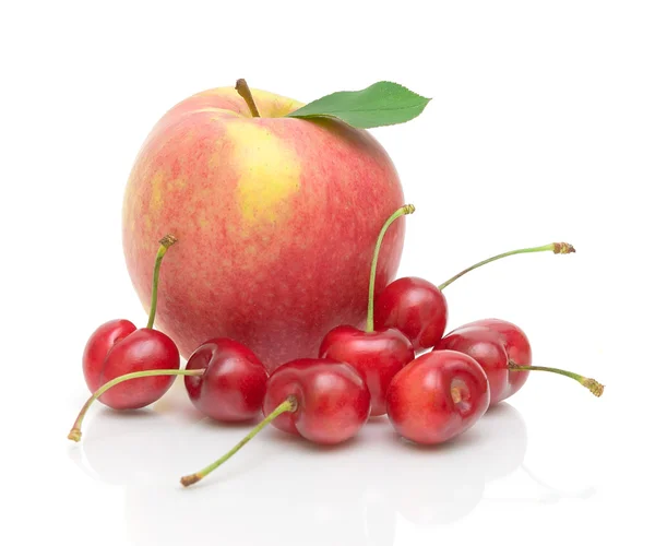 苹果和樱桃白色背景特写 — 图库照片