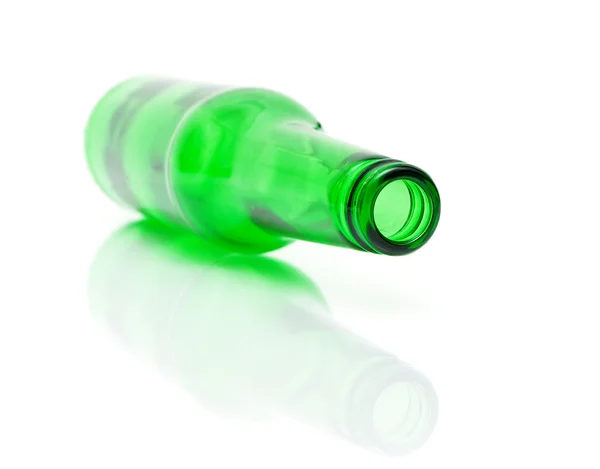 Порожня пляшка зеленого на білому тлі — стокове фото