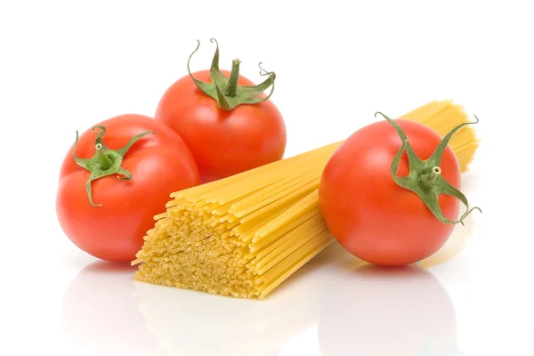 Tomates y pasta de primer plano sobre fondo blanco — Foto de Stock