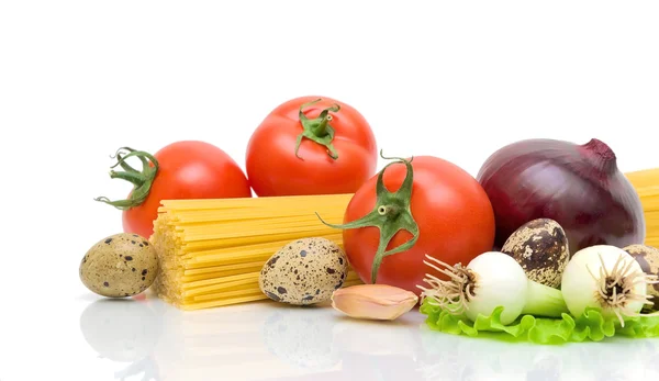 Zelenina, těstoviny, vejce na bílém pozadí — Stock fotografie