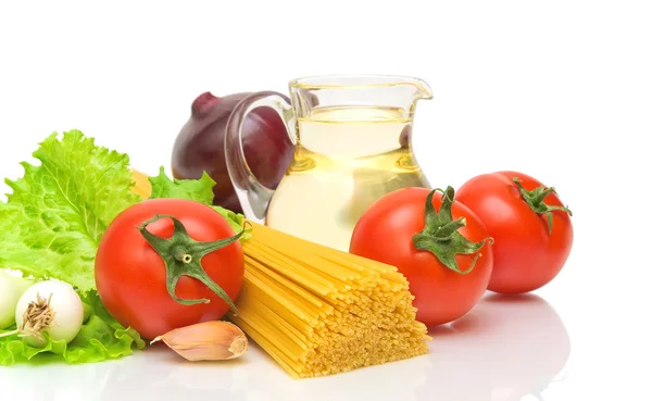 Těstoviny, zeleniny a slunečnicový olej na bílém pozadí — Stock fotografie