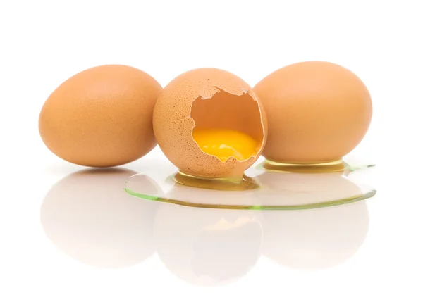 Três ovos de galinha no fundo branco — Fotografia de Stock