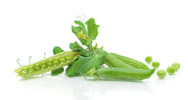 Mogen ärt grönsak med gröna blad på vit bakgrund — Stockfoto