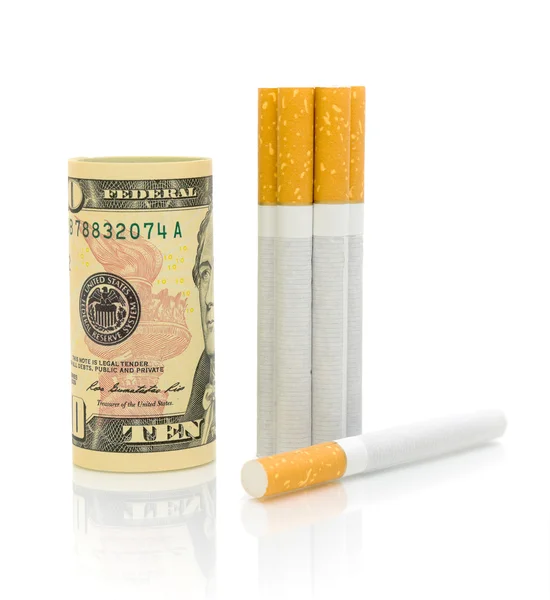 EUA $10 e cigarros em um fundo branco — Fotografia de Stock
