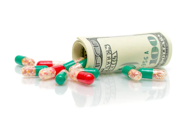 Гроші та медичні препарати на білому тлі — стокове фото