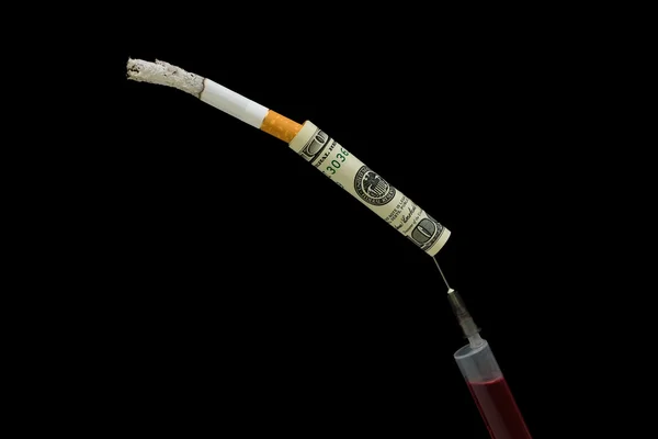 Sigarette, denaro e siringa su sfondo nero — Foto Stock