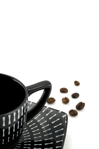 Kubek z kawa kosztuje na ziarna kawy — Zdjęcie stockowe