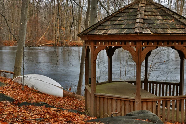 A fából készült kerti pavilon, állt a tó partján — Stock Fotó