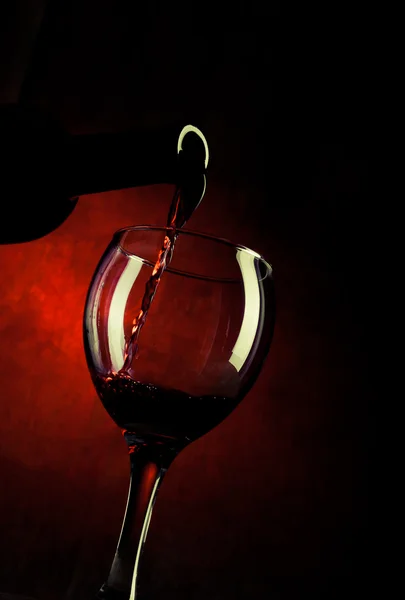 Rode wijn, gieten omlaag — Stockfoto