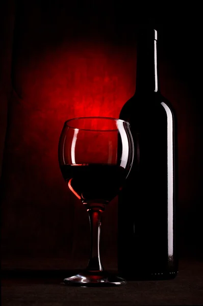 Botella de vino con vasos Fotos de stock libres de derechos