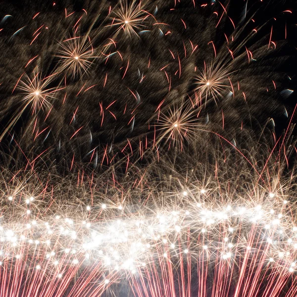 어두운 하늘 위로 화려 한 불꽃놀이가 펼쳐져 있다 — 스톡 사진