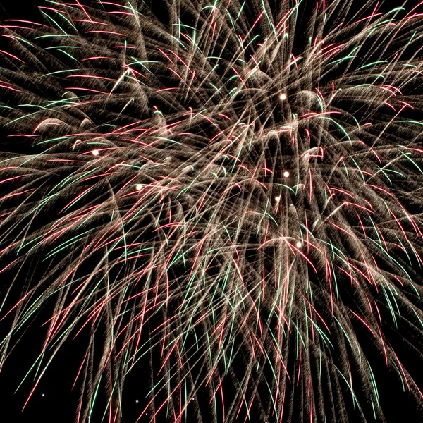 Buntes Feuerwerk über dunklem Himmel — Stockfoto