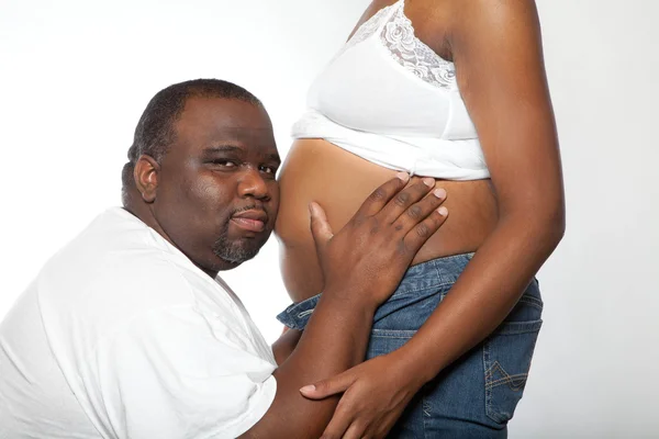 Papa embrassant ventre de bébé — Photo