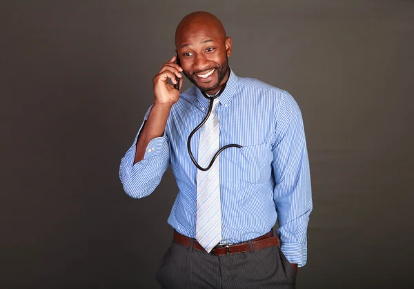 Afrikanischer amerikanischer Arzt checkt sein Telefon — Stockfoto