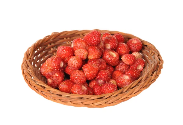 喜食野生草莓与购物篮 — 图库照片