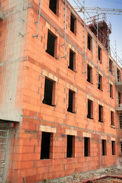 Edificio residenziale in costruzione in mattoni rossi — Foto Stock
