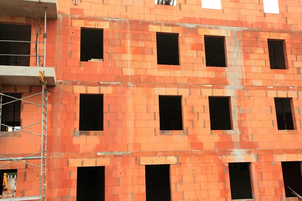 Konut yapım aşamasında kırmızı tuğla bina — Stok fotoğraf