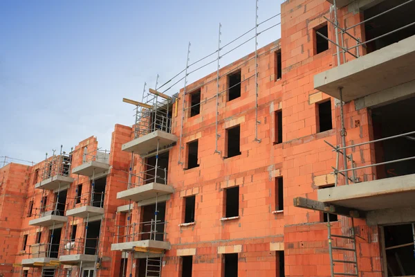 Residential building under construction in red brick — Stock Photo, Image