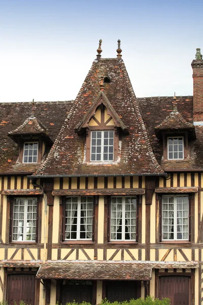 Великий и древний дом в Нормандии Франция — стоковое фото