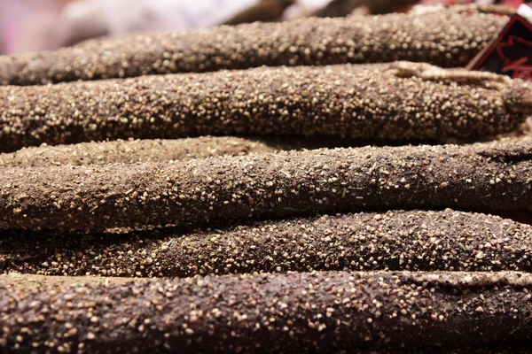 Olika sorter av korven salami på ett stall — Stockfoto