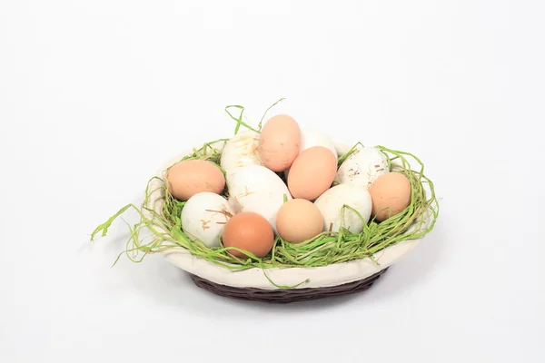 Karışık bir sepet içinde tavuk yumurtası ve kaz — Stok fotoğraf