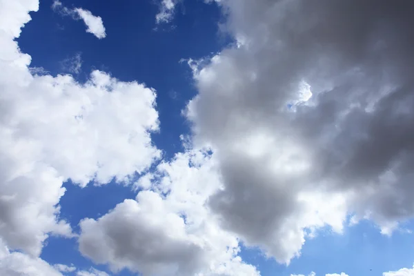 Блакитне небо, завантажене великими хмарами влітку — стокове фото