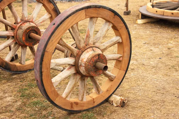 Egy régi fából készült kocsi kerék javítása — Stock Fotó