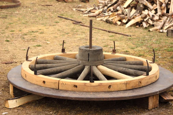 Ремонт старого деревянного колеса тележки — стоковое фото