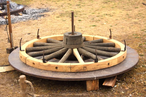 Riparazione di una vecchia ruota di legno di un carrello — Foto Stock