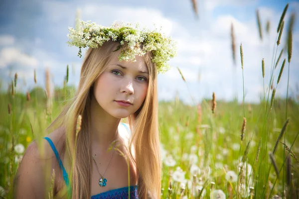 Девушка на зеленом поле — стоковое фото