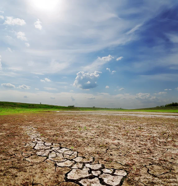 Céu dramático sobre terra rachada seca — Fotografia de Stock