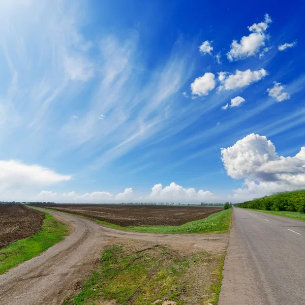 Две сельские дороги под облачным небом — стоковое фото