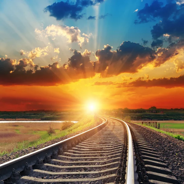 Dramatische zonsondergang over spoorweg — Stockfoto
