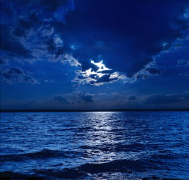 su üzerine ay ışığı
