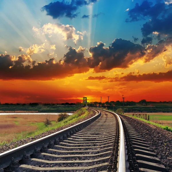 Красный закат над железной дорогой до горизонта — стоковое фото