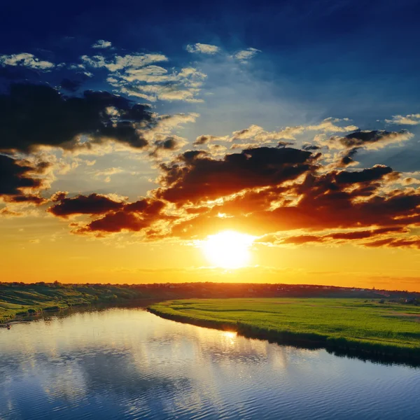 Dramático pôr do sol sobre o rio — Fotografia de Stock
