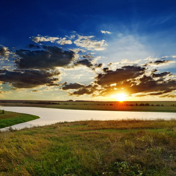 Coucher de soleil spectaculaire sur la rivière — Photo