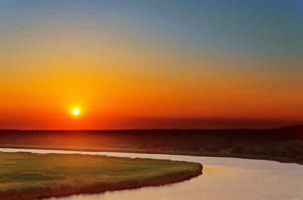 Červený západ slunce nad řekou — Stock fotografie