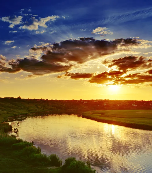 Δύση του ηλίου πάνω από τον ποταμό — Φωτογραφία Αρχείου